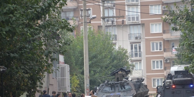 Diyarbakır'da 20 adrese terör baskını: 29 gözaltı
