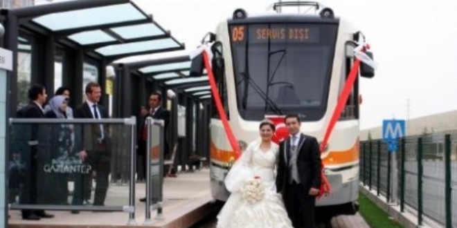 Tramvay gelin arabası oldu