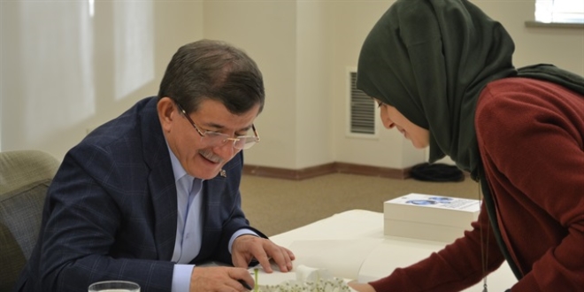 Davutoğlu, yeni kitabını okurları için imzaladı