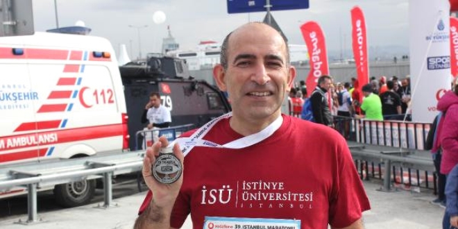 Profesör, öğrencilerine örnek olmak için koştu
