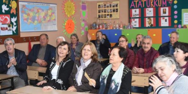 İlkokul arkadaşları 42 yıl sonra aynı sıralarda buluştu