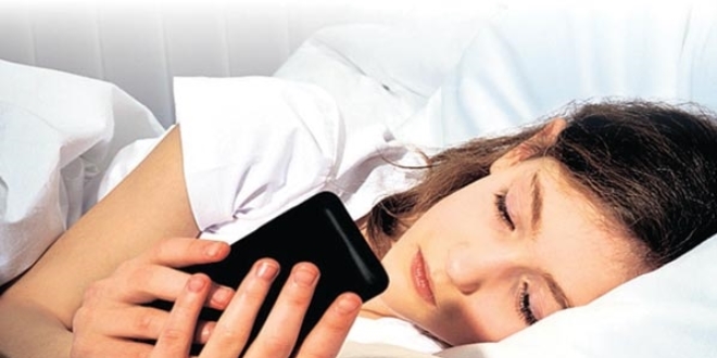 Uyurken bile 'akll telefonumuzdan' kopamyoruz