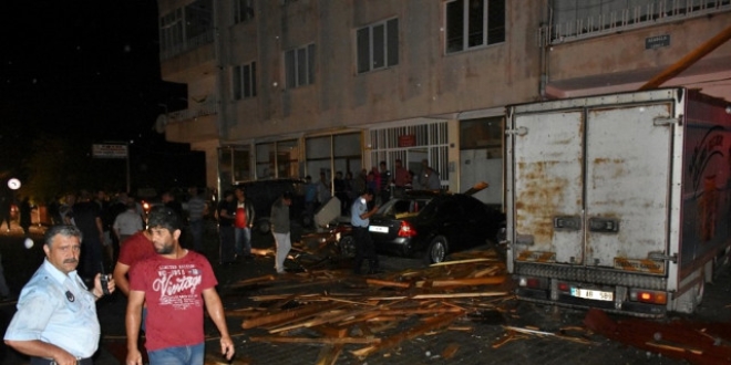 Antalya'da şiddetli yağış ve fırtına duvarları yıktı, araçları devirdi