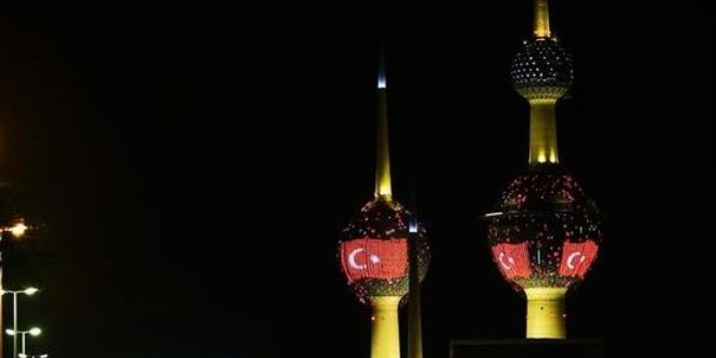 Erdoğan'ın ziyareti nedeniyle Kuveyt Kuleleri'ne Türk bayrağı yansıtıldı