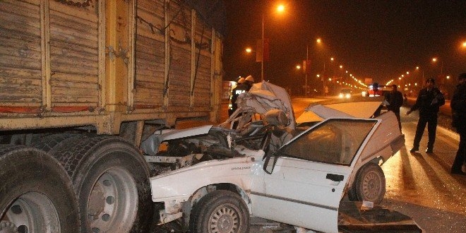 Başkentte otomobil ile kamyona çarptıştı: 1 ölü