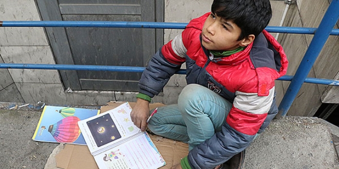 Ödevini mendil satarken yapıyor