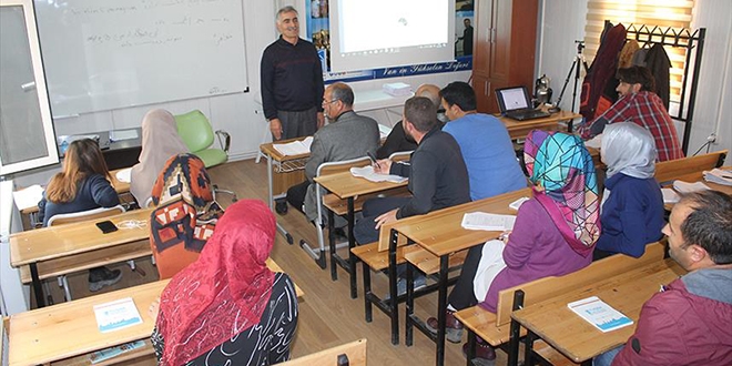 Turist artınca esnaf Farsça öğrenmeye başladı