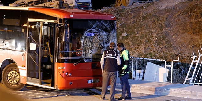İzmir'de iki otobüs arasında sıkışan şoför öldü