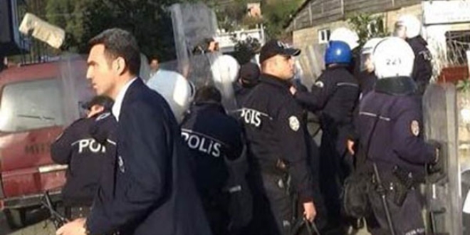 Emniyet amiri, parke taşından 1 adımla kurtuldu