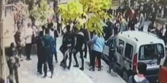 Öğrenciler sopalarla acımasızca birbirlerine vurdular