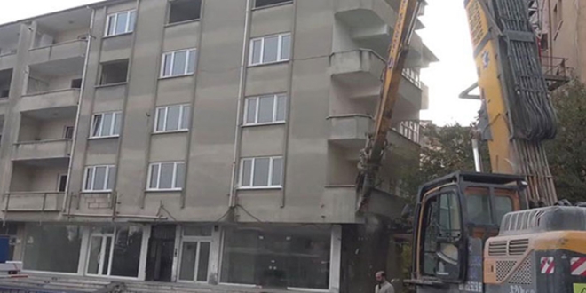 Arsa sahibine kızıp yaşadıkları binayı yıktırdılar