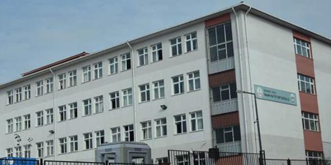Öğretmeninden kaçıp bakkala sığındı!
