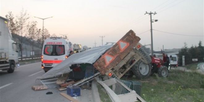 Bursa'da traktör tıra çarptı: 6 yaralı