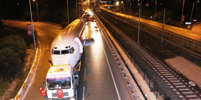 Antalya'da yolcu uçağı şehirlerarası yolda okula götürüldü