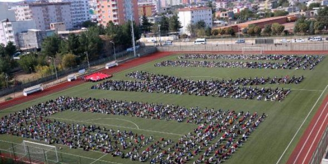2 bin öğrenciyle 'Oku' yazdılar