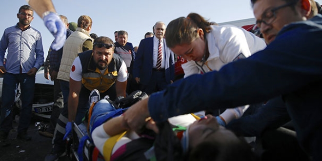 Bakanın konvoyu önünde feci kaza