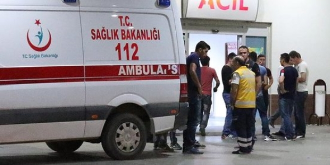 Kaçak göçmenleri taşıyan minibüs devrildi: 26 yaralı