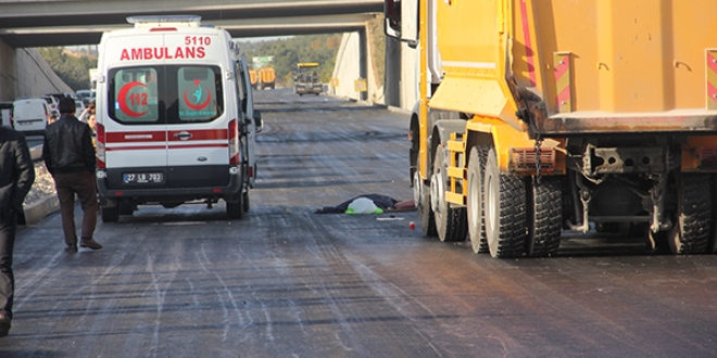 Kamyonun alt�nda kalan i��i feci �ekilde can verdi