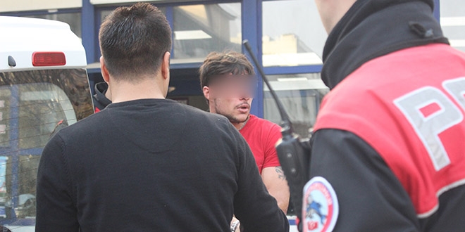 Ehliyetsiz s�r�c�, polis arabas�n�n cam�n� k�rd�