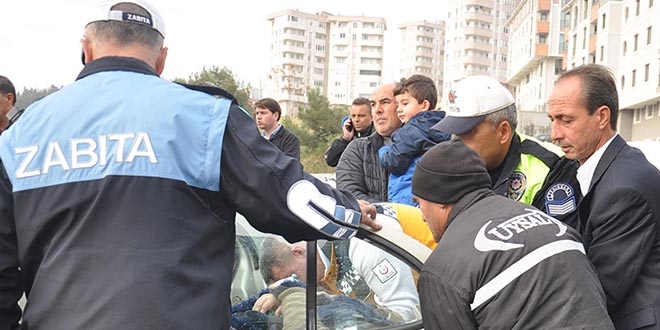 Annesini yaral� halde g�r�nce g�zya�lar�na bo�uldu