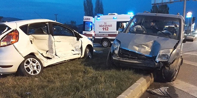 K�tahya'da trafik kazas�: 8 yaral�