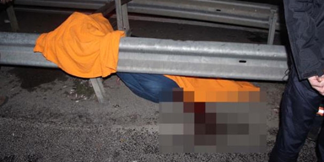 Yol ayr�m�nda bekleyen kad�na otomobil �arpt�!