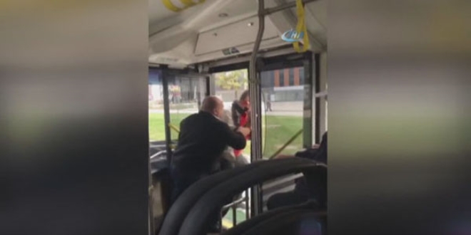 �of�r, yolcuyu otob�sten iterek a�a�� att�