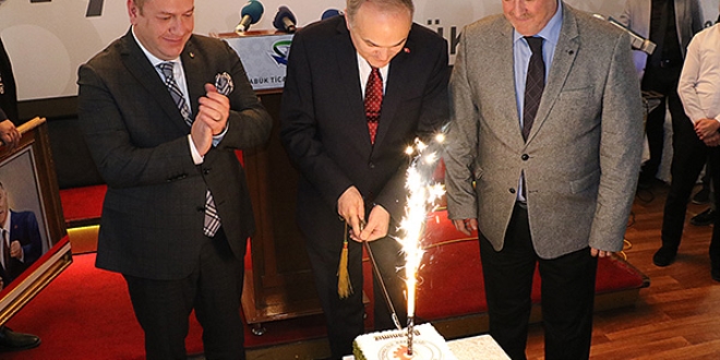 Bakan �zl�'ye do�um g�n� s�rprizi yap�ld�