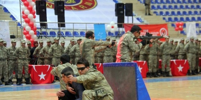 Boks�r ve karateci koruculardan g�vde g�sterisi