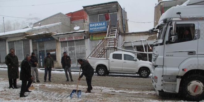 Kar, Van'da yolları kapattı