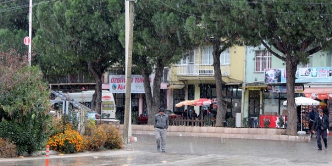 Manisa'ya mevsimin ilk kar� ya�d�