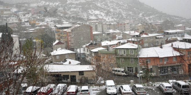 K�tahya'n�n y�ksek kesimlerinde kar ya���� etkili oluyor