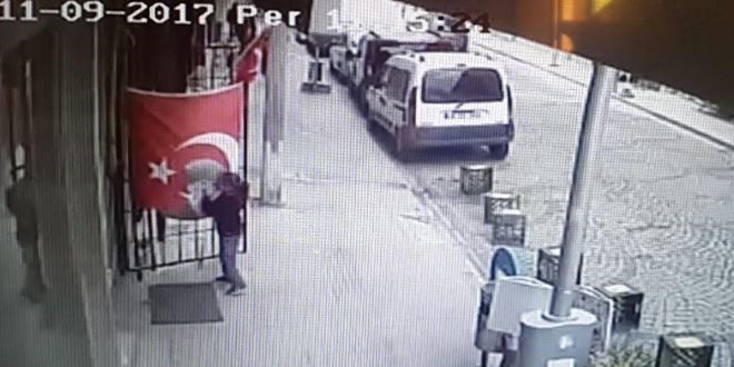 Türk Bayrağını öpmeden okula gitmiyorlar