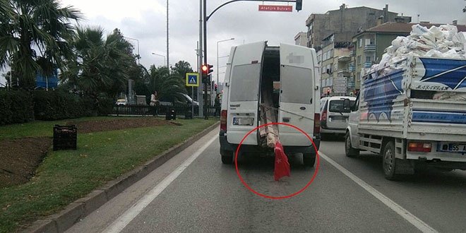 Türk bayrağına saygısızlığa suç duyurusu
