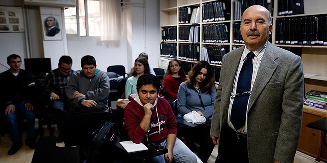 Görme engelli öğrencilerin gönüllü öğretmeni