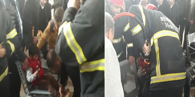Bankların arasına bacağı sıkışan çocuğu, itfaiye kurtardı
