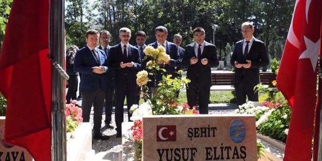 Müsteşarı Tekin'den şehit öğretmen Elitaş'ın kabrine ziyaret