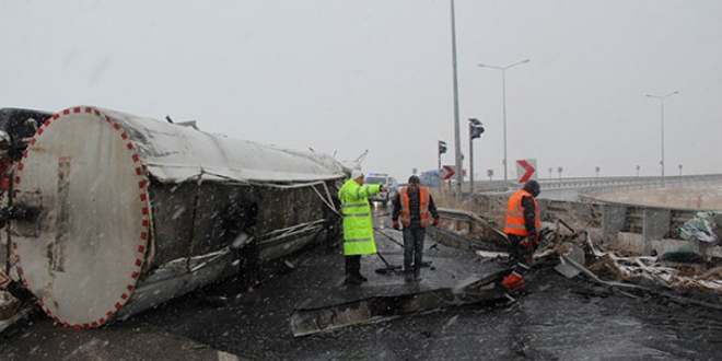Tanker devrildi, yola akan 15 ton asfalt soğuktan dondu