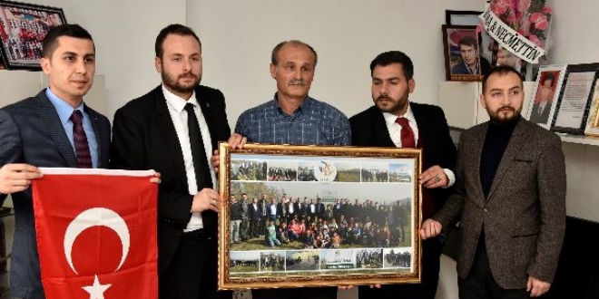 Şehit Necmettin öğretmenin evine ziyaretçi akını