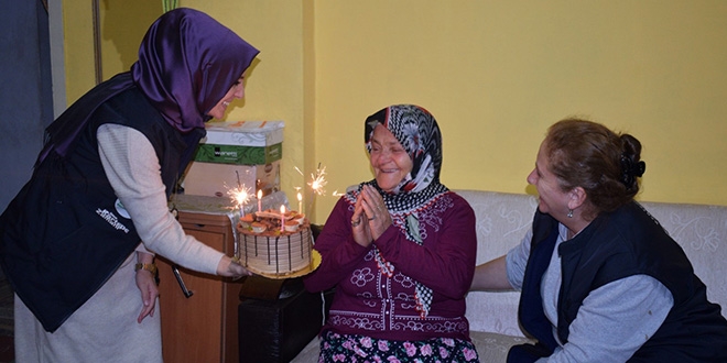 Kocaeli'de 112 yaşındaki kadına doğum günü sürprizi