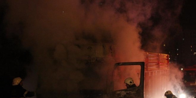 Seyir halindeki domates y�kl� kamyon yand�