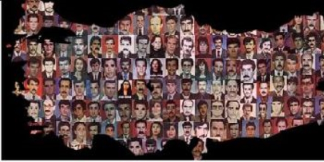 Meslekta�lar�, �ehit ��retmenler i�in mikrofon ba��na ge�ti