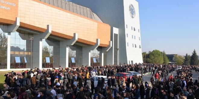 İlber Ortaylı'yı dinlemek isteyen gençler uzun kuyruklar oluşturdu