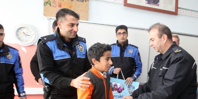 Hakkari'de polis, öğrencilere bot dağıttı