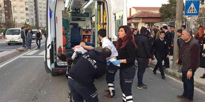 Okul önünde bıçaklı saldırıda öğrenciler yaralandı