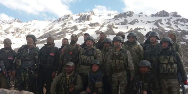 Kato Da'nda Jandarma komandolar retmenler Gn'n kutlad