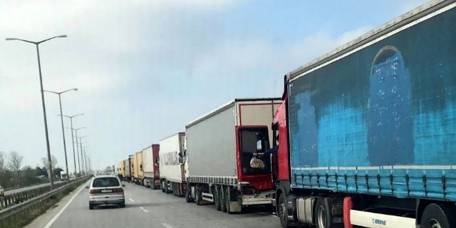 Bulgaristan'a açılan sınır kapılarında tır kuyrukları oluştu
