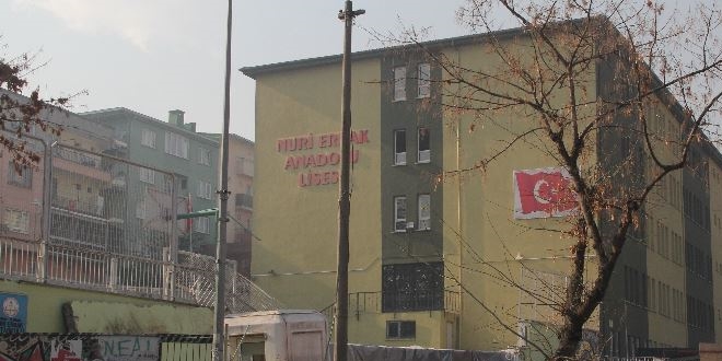 Bursa'da okulun duvar kt