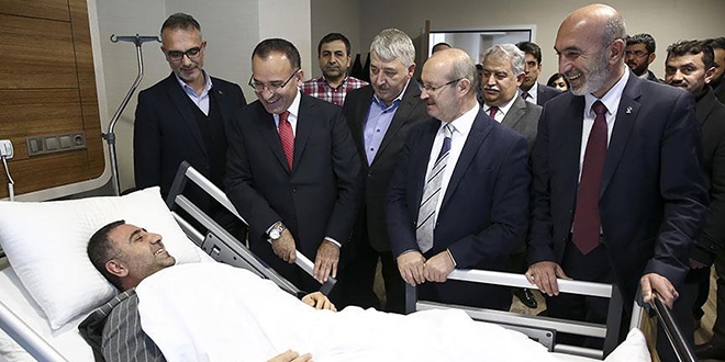 Bozdağ, eski Milletvekili Okur'u hastanede ziyaret etti
