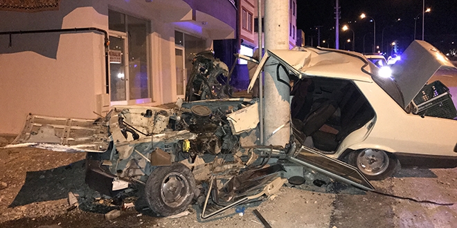Direğe çarpan otomobil ikiye ayrıldı